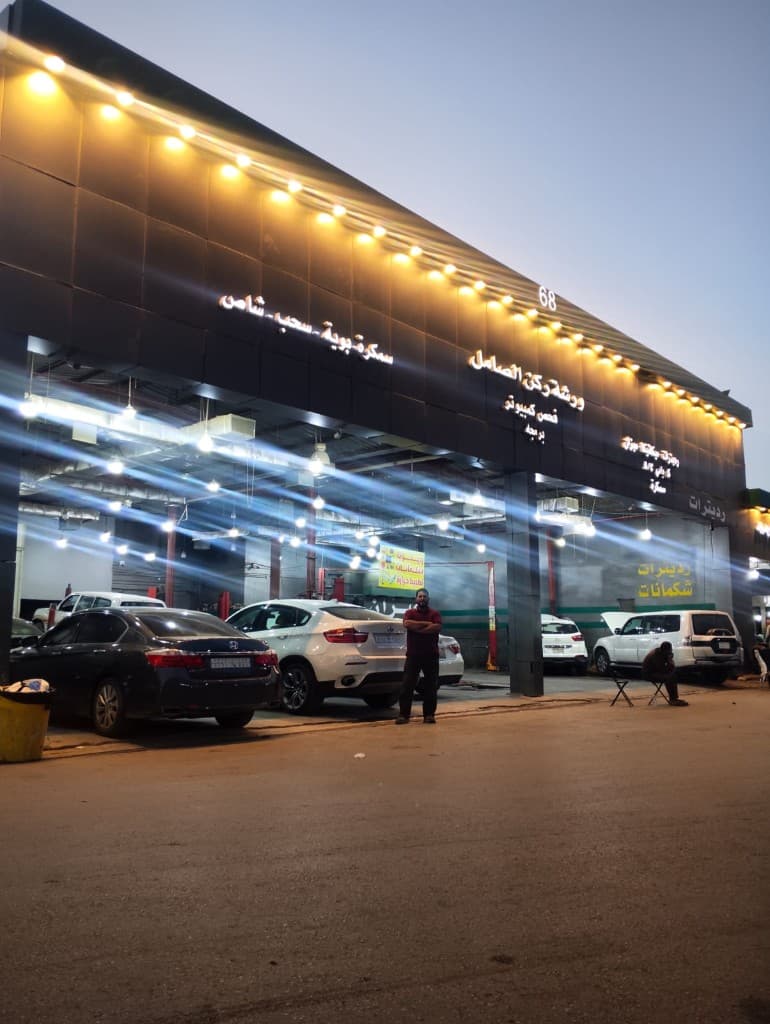 واجهة ركن عند الغروب مع خطوط الخدمة النشطة