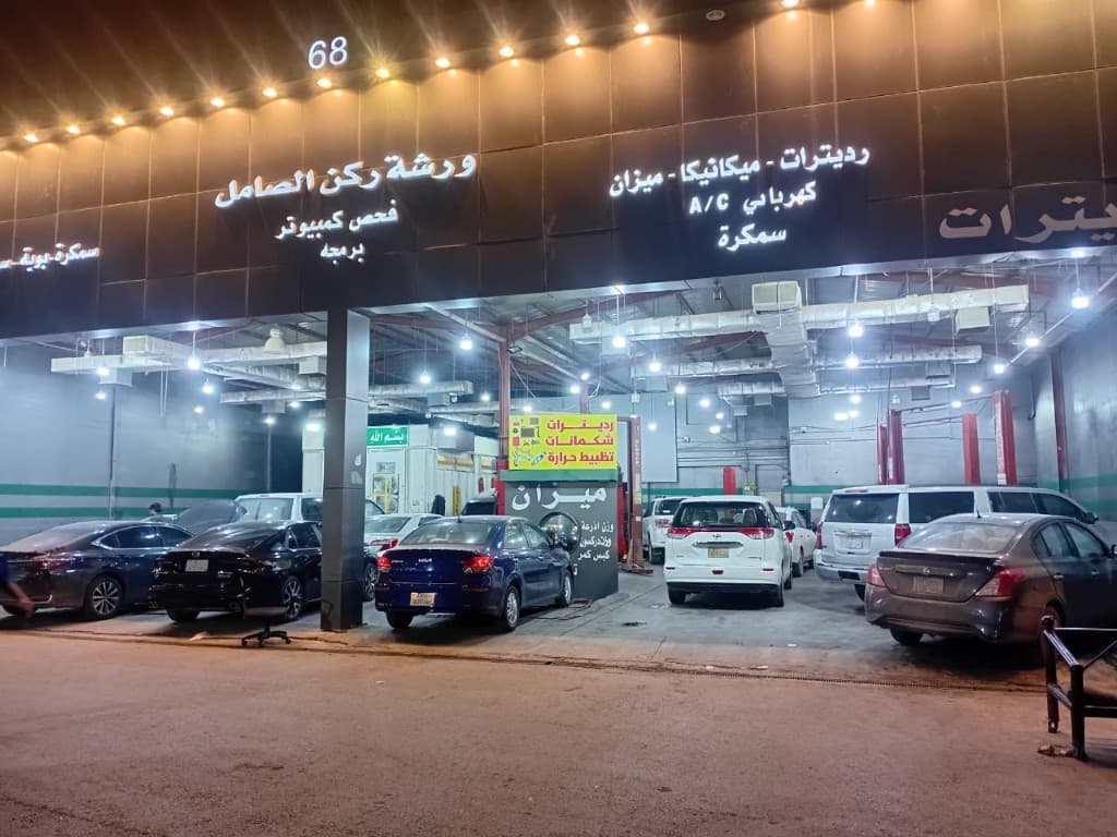 داخل ورشة ركن — رافعات وميزان وبكسات مفتوحة